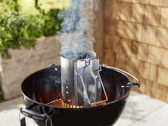 Weber Classic Kettle barbecue au charbon de bois, surface de cuisson Ø 57cm, barbecue avec couvercle et cuve en acier emaillé, thermomètre intégré au couvercle, trépied et roues - Noir (1341504)