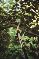 Fiskars Coupe-Branches Multifonctions Télescopique, pour Bois vert et Rameaux, Revêtement antiadhésif, Lame en acier/manche en aluminium, longueur 2,4 - 4 m, noir/orange, UPX86, 1023624