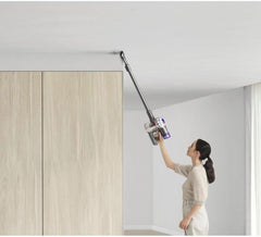 Dyson V8 Advanced™ Aspirateur Balai sans Fil – 130 AW, 40 Min d’autonomie, Brosse Motorbar Auto-démêlante, Accessoires combinés, Station Murale, Argent/Nickel
