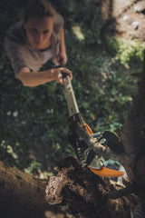 Fiskars Coupe-Branches Multifonctions Télescopique, pour Bois vert et Rameaux, Revêtement antiadhésif, Lame en acier/manche en aluminium, longueur 2,4 - 4 m, noir/orange, UPX86, 1023624