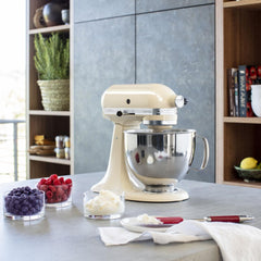 KitchenAid Robot Pâtissier I Artisan I Robot cuisine multifonctions à tête inclinable I Avec 4 accessoires I Bol de 4,8L | Crème