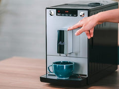 Melitta Caffeo Solo Noir Pure Black, Machine à Café à Grains avec Broyeur et Système d'Extraction des Arômes, Affichage LED, Mode 1 à 2 Tasses, Cafetière Expresso, Automatique, E950-222, 1400W