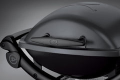 Weber Q1400 Barbecue électrique avec support, surface de cuisson 43 x 32 cm, nomade, grille en fonte émaillée divisée en 2 parties, couvercle et cuve en fonte d'aluminium - Gris foncé (52020853)