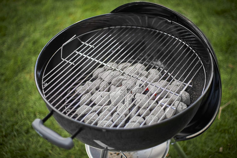 Weber Classic Kettle barbecue au charbon de bois, surface de cuisson Ø 57cm, barbecue avec couvercle et cuve en acier emaillé, thermomètre intégré au couvercle, trépied et roues - Noir (1341504)