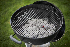 Weber Classic Kettle barbecue au charbon de bois, surface de cuisson Ø 57cm, barbecue avec couvercle et cuve en acier emaillé, thermomètre intégré au couvercle, trépied et roues - Noir (1341504)