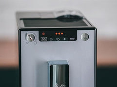 Melitta Caffeo Solo Noir Pure Black, Machine à Café à Grains avec Broyeur et Système d'Extraction des Arômes, Affichage LED, Mode 1 à 2 Tasses, Cafetière Expresso, Automatique, E950-222, 1400W