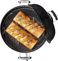 Weber Classic Kettle barbecue au charbon de bois, surface de cuisson Ø 57cm, barbecue avec couvercle et cuve en acier emaillé, thermomètre intégré au couvercle, trépied et roues - Noir (1341504)