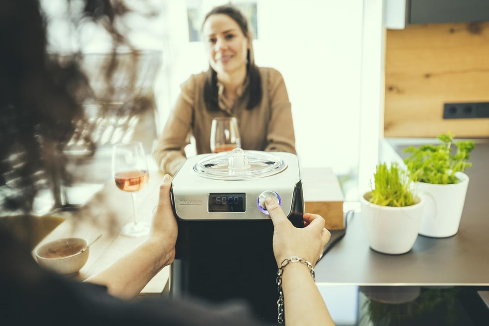 SEVERIN 2-in-1 Ice Cream Maker Compact 135 W, Electric Ice Cream Maker and Yogurt Maker with 1.2 L Capacity, Ice Maker with Recipe Book, Black, EZ 7407