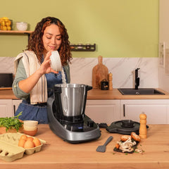 Cecotec Robot de Cuisine Mambo Black. 23 Fonctions, 10 Niveaux de Température, 1700W, 2,5 kg de Pâte, Cruche de 3,3L, 10 Vitesses, Minuterie, Température Réglable de 37 °C à 120 °C