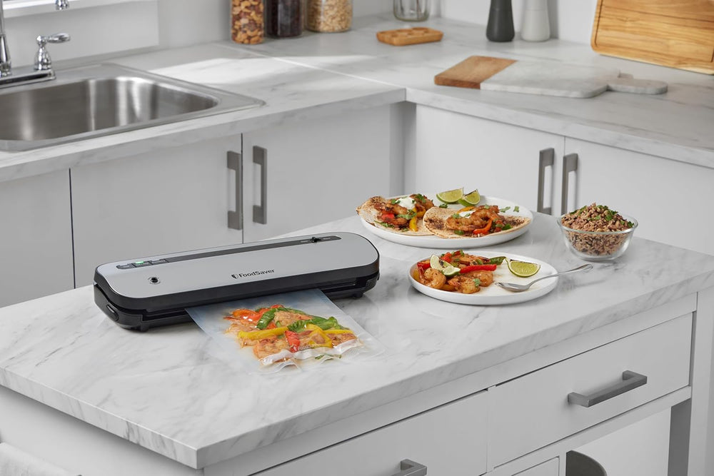 FoodSaver FFS005X Machine sous Vide avec Compartiment de Rangement pour Rouleau et Cutter, Fonction Pulse pour Aliments Fragiles, Inclus Accessoires et Sacs de Mise sous Vide Assortis