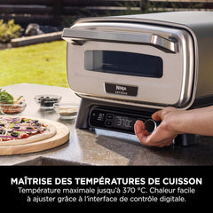 Ninja Woodfire Four à pizza extérieur électrique 8-en-1, rotissoire & fumoir barbecue avec grille, plaque pro-heat, pierre à pizza, granulés de bois et pelle, 6 réglages, orange foncé OO101EU