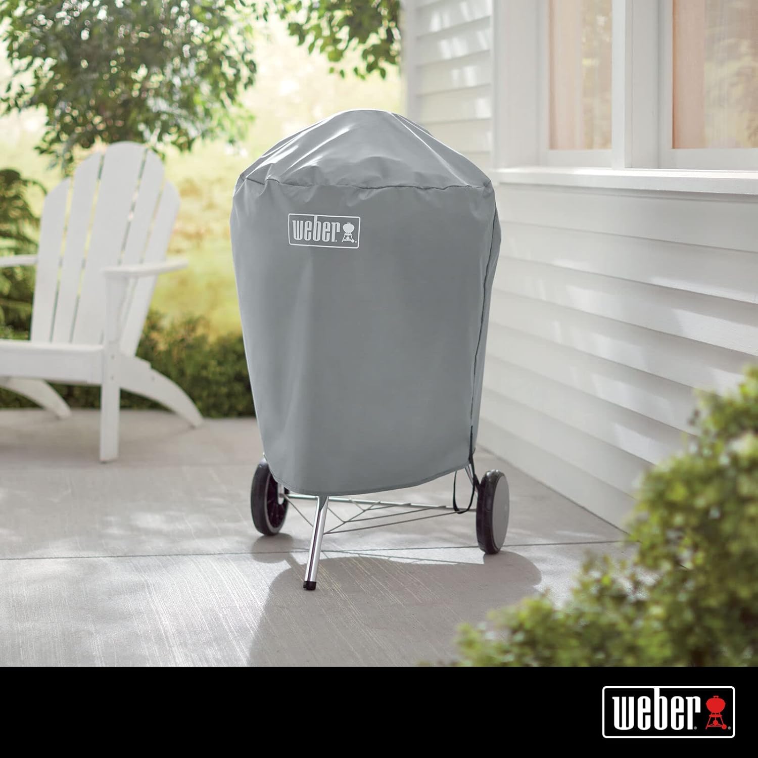 Weber Classic Kettle barbecue au charbon de bois, surface de cuisson Ø 57cm, barbecue avec couvercle et cuve en acier emaillé, thermomètre intégré au couvercle, trépied et roues - Noir (1341504)