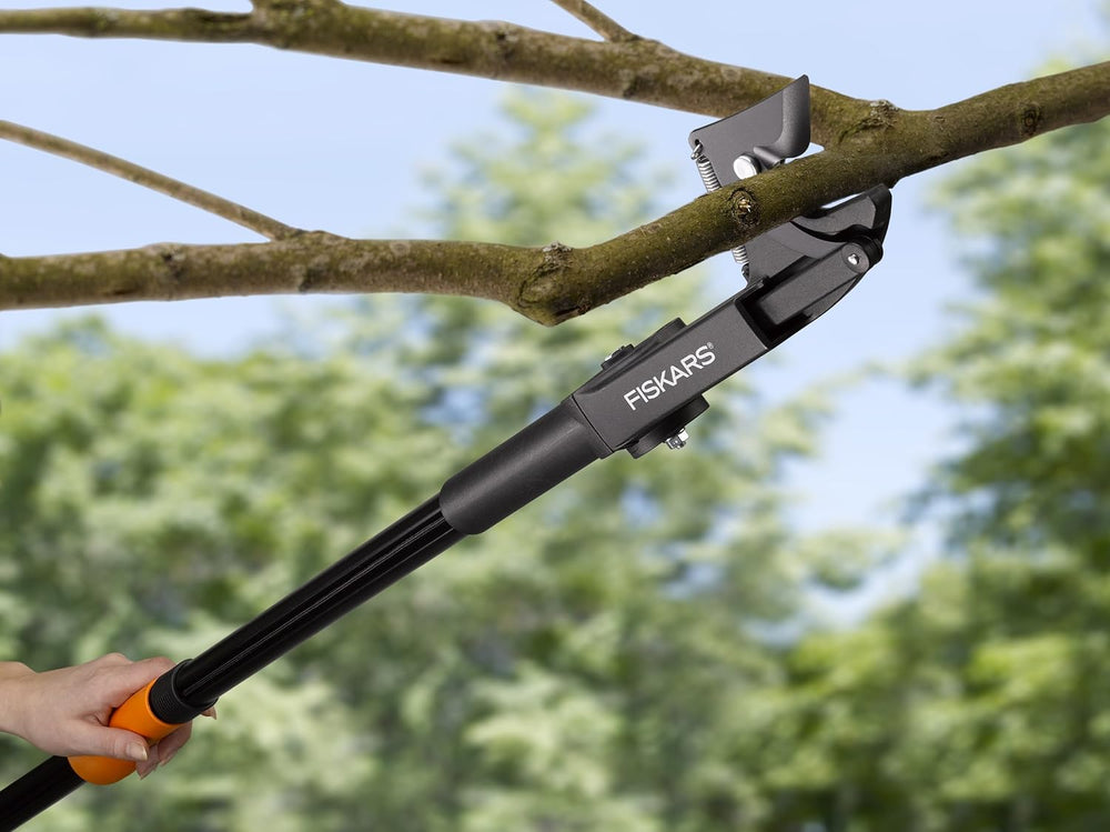 Fiskars Coupe-Branches Multifonctions Télescopique, pour Bois vert et Rameaux, Revêtement antiadhésif, Lame en acier/manche en aluminium, longueur 2,4 - 4 m, noir/orange, UPX86, 1023624