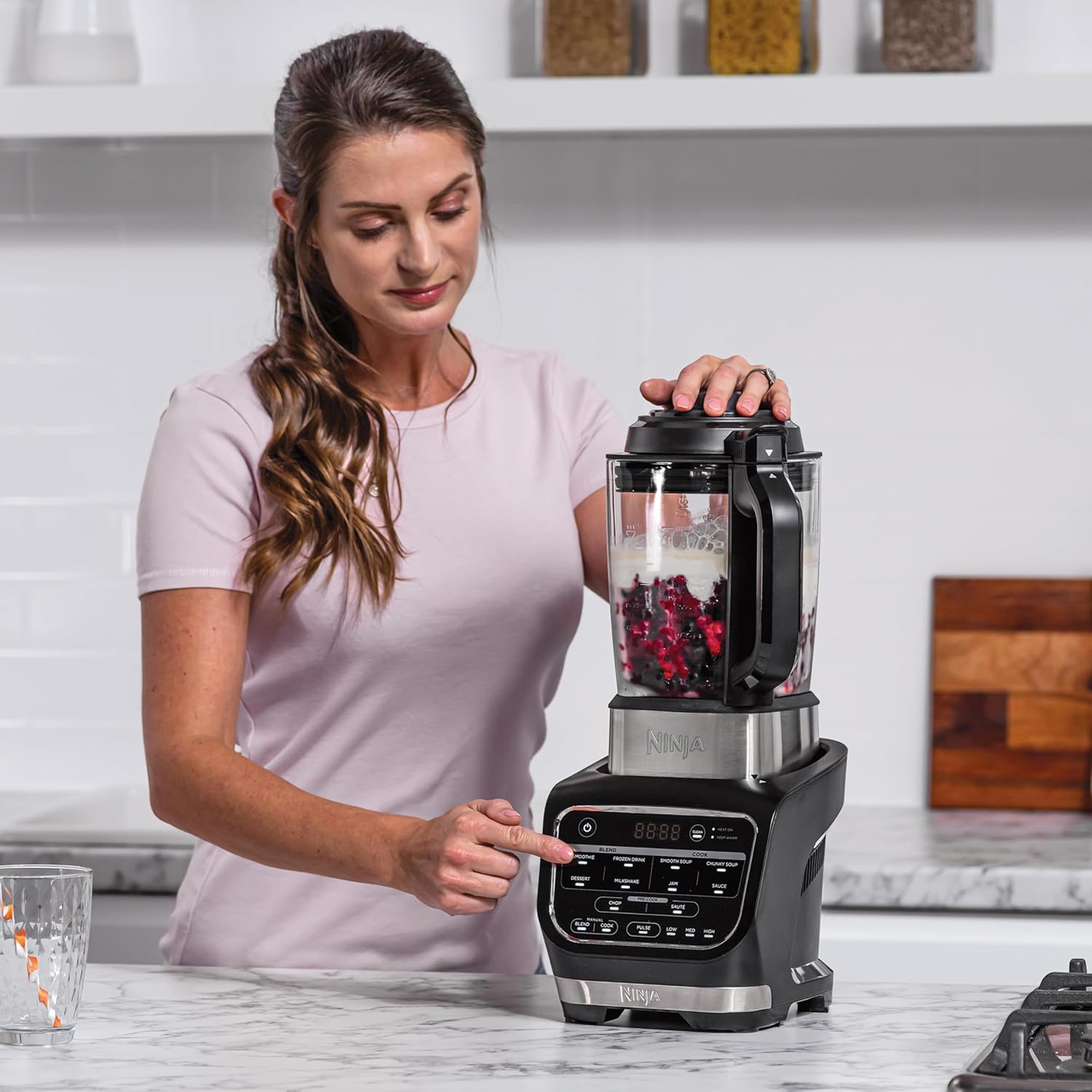Ninja Foodi Mixeur & Soupe, 10 Programmes Auto-iQ, Verre 1.7L, Mixeur Chaud et Froid, Elément Chauffant Intégré, Programme de Nettoyage et Brosse, 1000W, Noir HB150EU